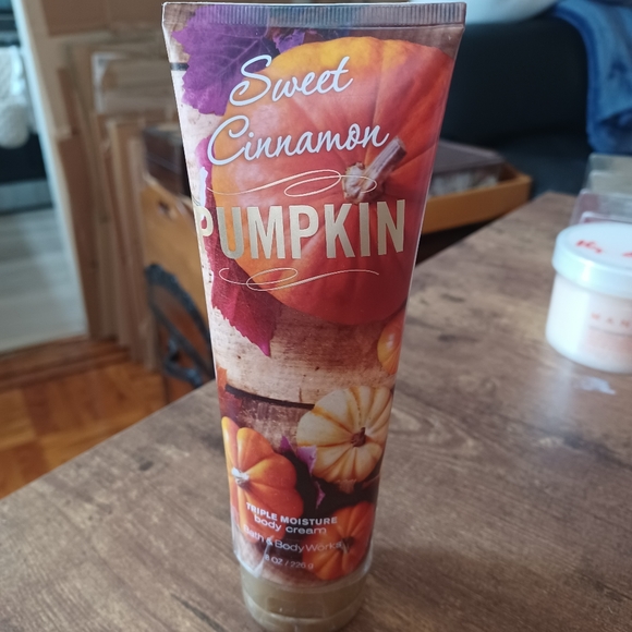 Bath & Body Works Body Cream Sweet Cinnamon Pumpkin Triple Moisture Cream 8 Oz. - Picture 2 of 2